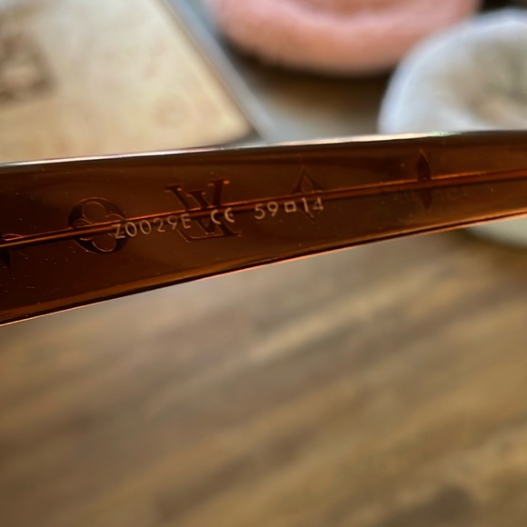 🌟🌟HOST PICK🌟🌟 Stunning Louis Vuitton Sunglasses - Picture 5 of 11